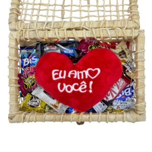 Caixa de palha com doces, luz de fada, e almofada de coração