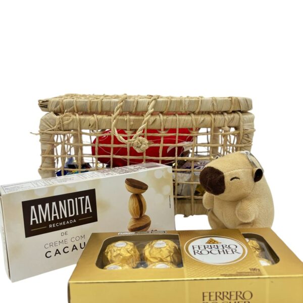 Baú cheio de presente com amandita, ferrero rocher, chaveiro de capivara