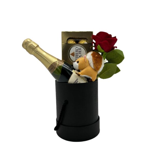 Chaveiro encima do mini champagne chandon, flor e ferrero rocher no fundo branco