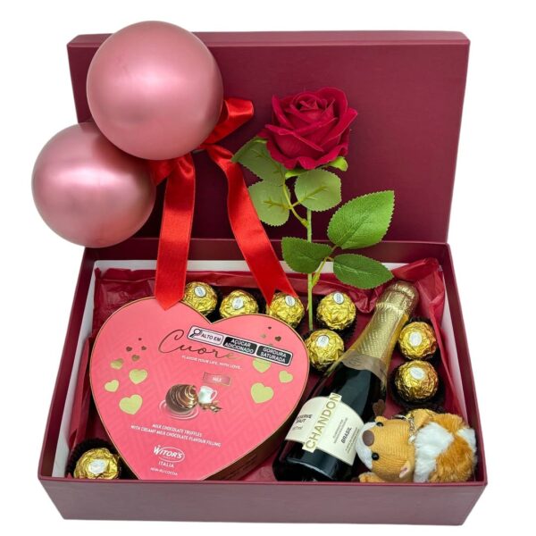 Kit de presente de caixa vermelha vinho com trufas, ferrero rocher, bombom, espumante chandon chaveiro, flor, balão e laço vista superior