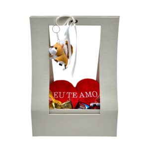Kit cesta de doces, almofada de coração e chaveiro de esquilo