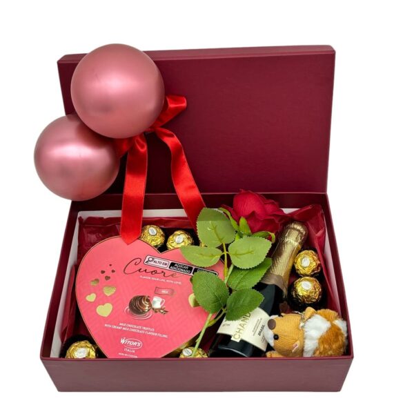 Kit de presente de caixa vermelha vinho com trufas, ferrero rocher, bombom, espumante chandon chaveiro, flor, balão e laço na hroa de envio