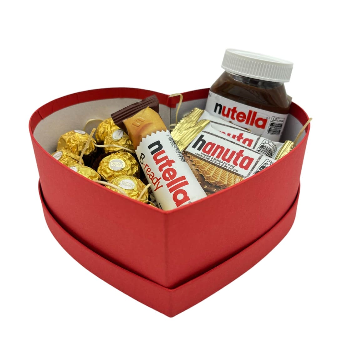 Caixa de coração com ferrero rocher, nutella, b-ready e hanuta com fundo branco