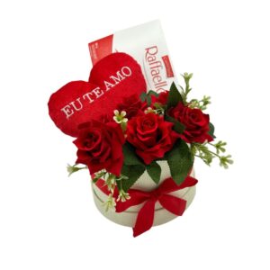 buque de flor mais coração mais raffaelo e almofada de coração
