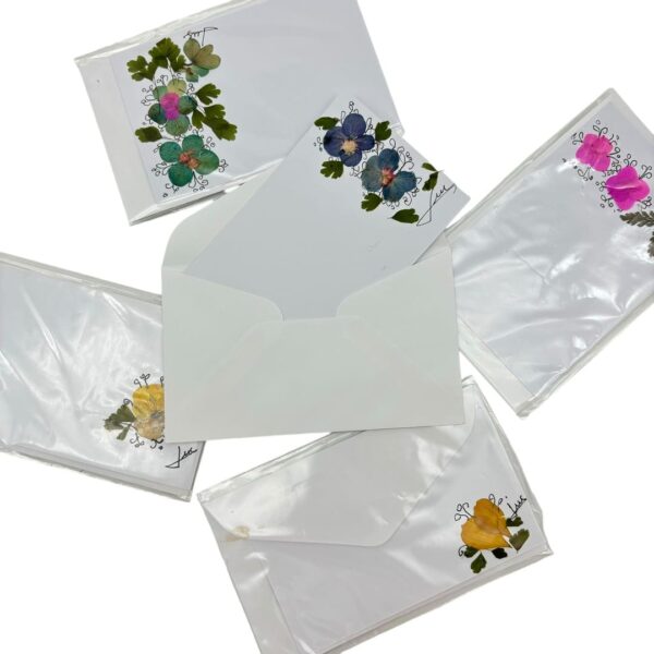 Carta de presente artesanal com flores naturais tamanho 12 x 8