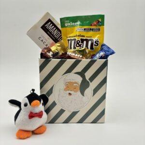 cachepote verde e bege com paipai noel com chaveiro de pinguim, m&m, amandita, caixa de doce variado
