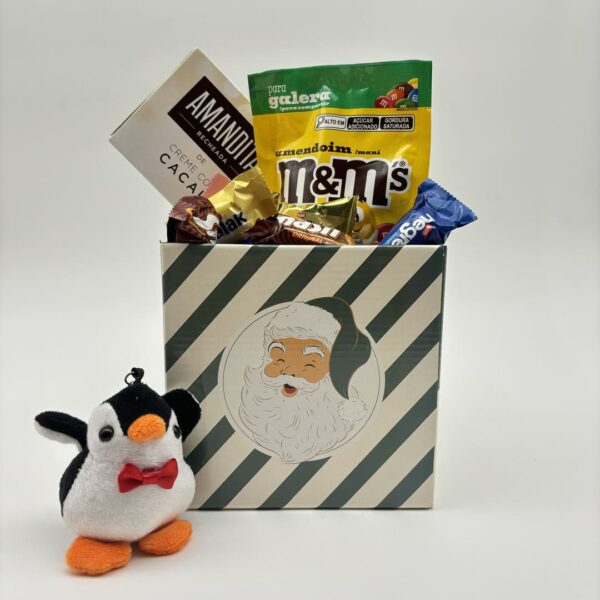 cachepote verde e bege com paipai noel com chaveiro de pinguim, m&m, amandita, caixa de doce variado